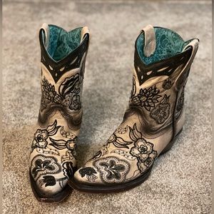Size 8 corral floral snip toe boots
